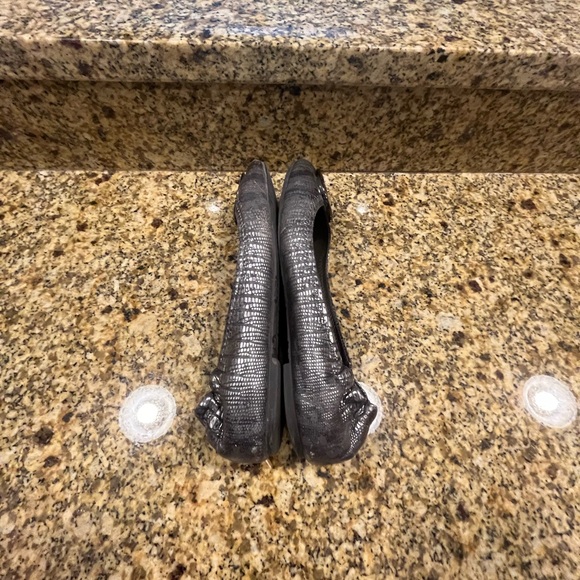 Tory Burch Reva Gray Silver Faux Snakeskin Ballet Flats Size 6.5 - Picture 5 of 9